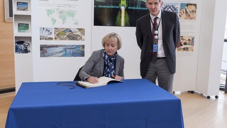 Mrs Helene Hellmark Knutsson, Minister for Higher Education and Research in Sweden with Dr Robert McGreevy, Director of STFC’s ISIS Neutron and muon source (Credit: STFC)
